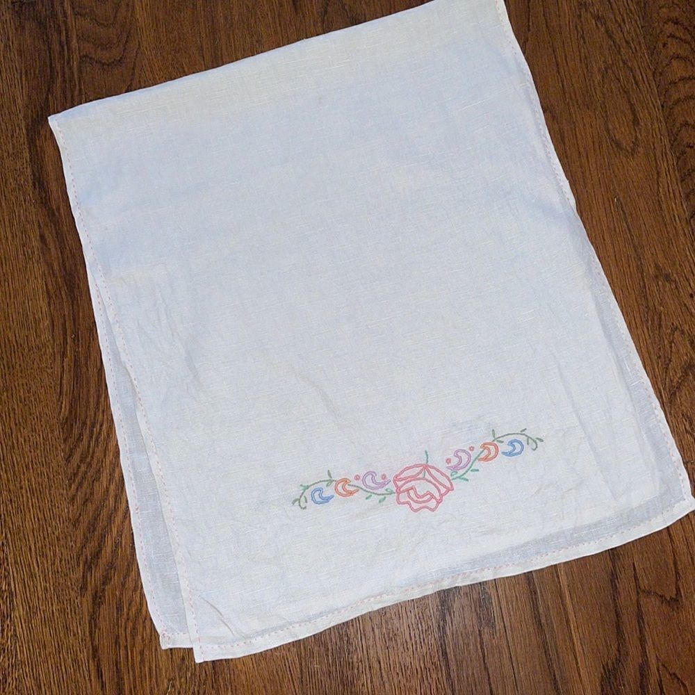 Vtg white linen table runner with pink & blue floral embroidery